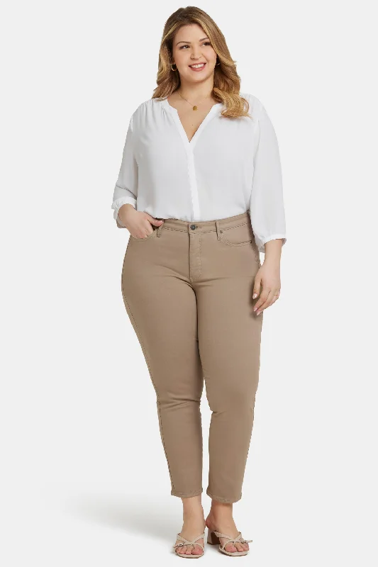 Women's Outfit Sheri Slim Ankle Jeans In Plus Size - Saddlewood