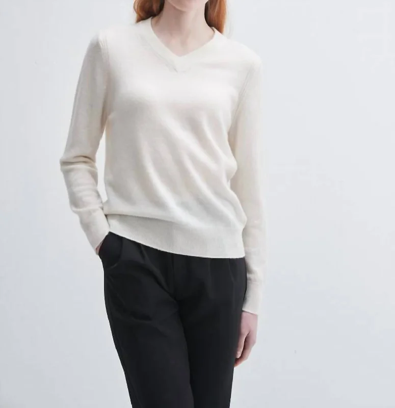 Tailored Clothing For Women V-Neck Cashmere Sweater In Ivory